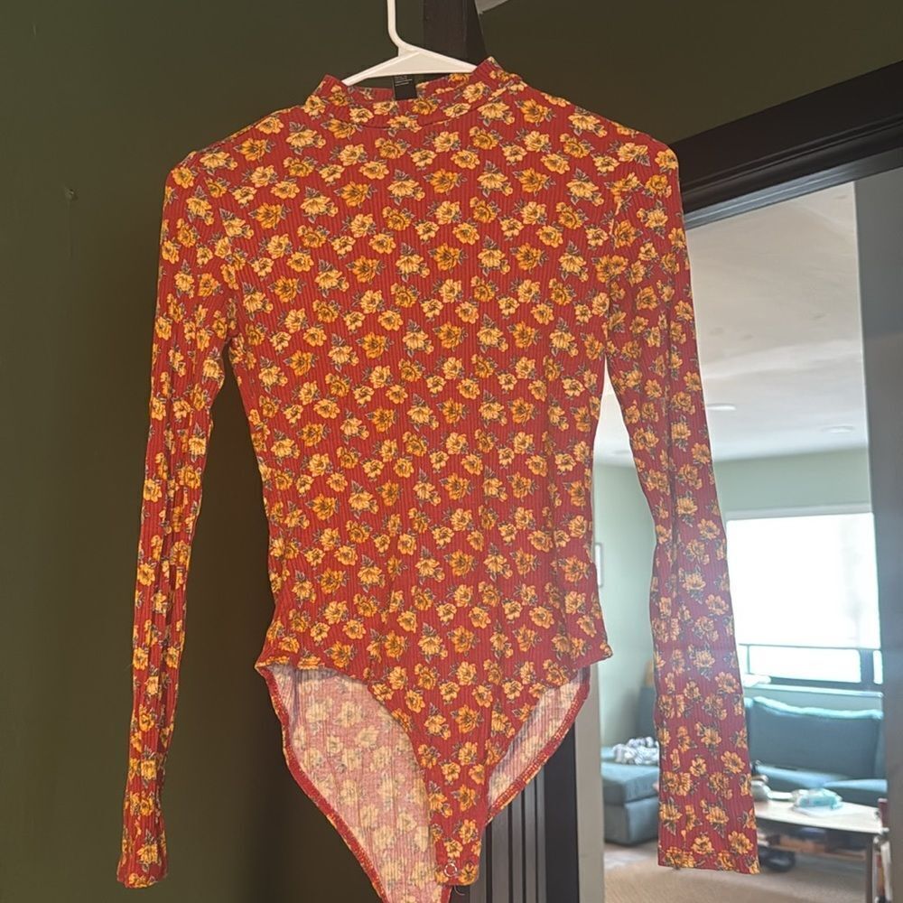 2 small tops 
Used few times only - Picture 2 of 2